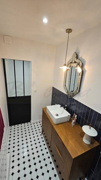 Faire rénover une salle de bain baroque avec porte verrière coulissante noire