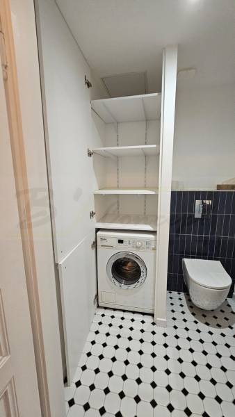 Devis rénovation d'une salle de bain baroque avec coin lave linge caché et rangements