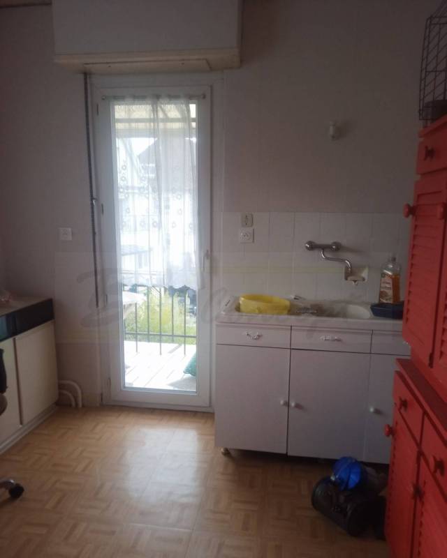 Ancienne cuisine avec simple meuble évier : AVANT