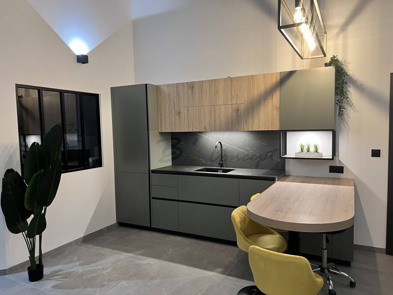 Rénovation cuisine de couleur atypique avec une table sur mesure arrondie