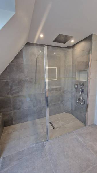 Création d'une grande douche à l'italienne avec une paroi transparente et volet mobile à Herrlisheim dans le Bas-Rhin
