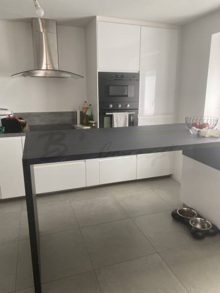 Rajout d'un îlot central effet marbre noir